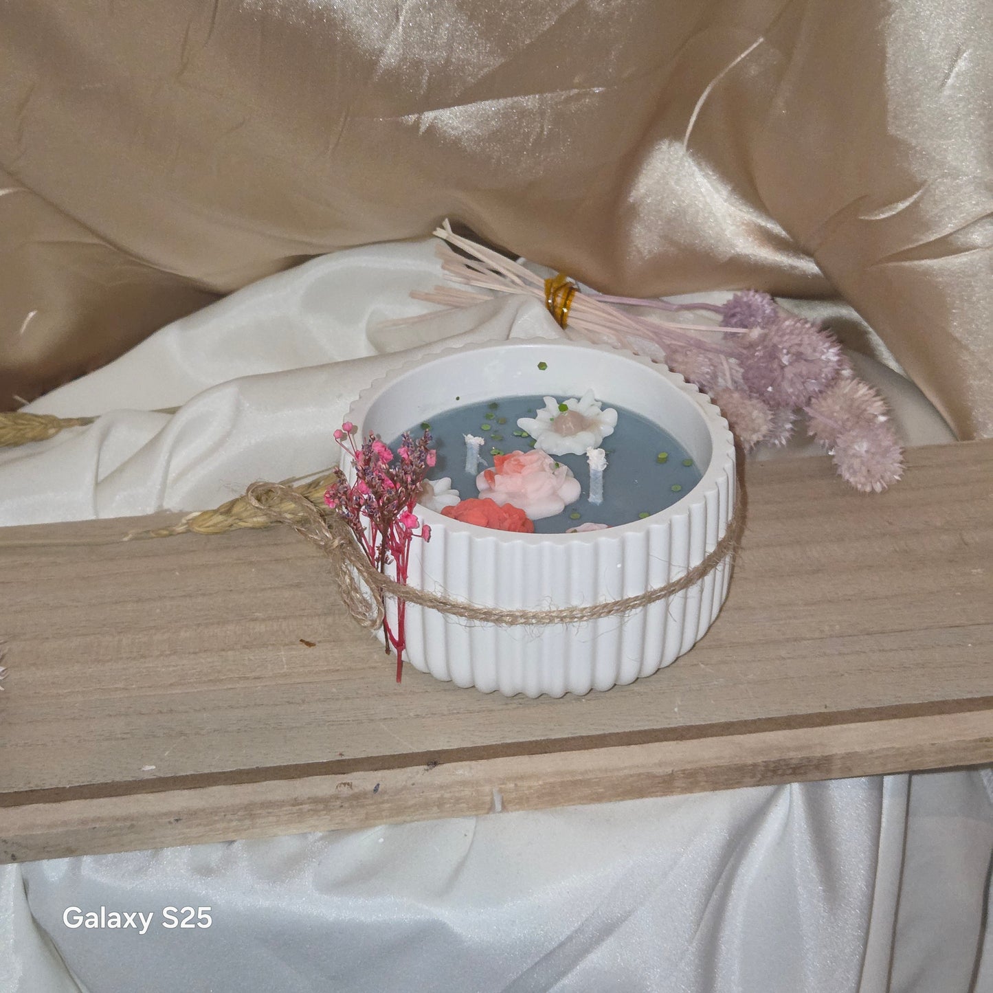 Blumensee Kerze Verpackung – Premium Blumenkerze als Geschenk von JenniferStock Kerzenmanufaktur