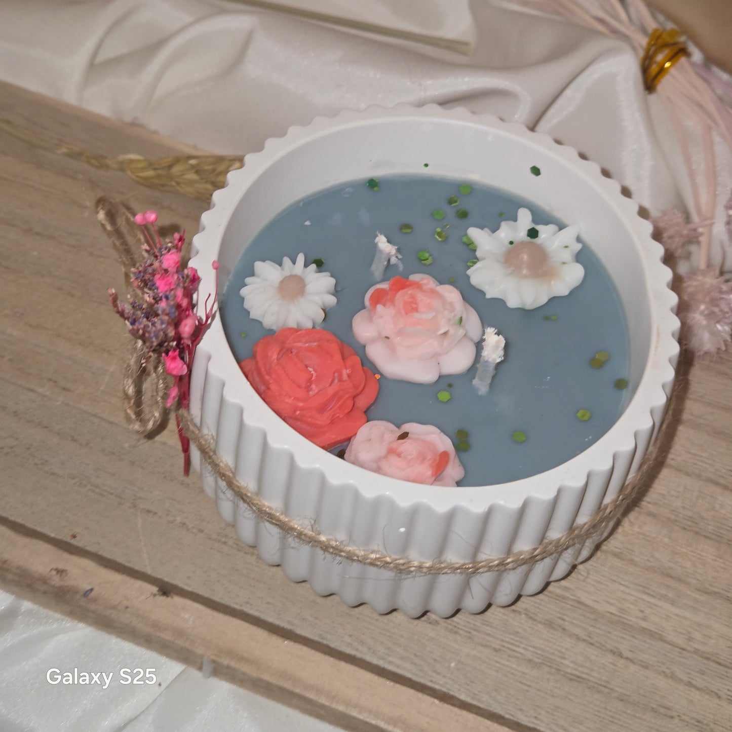 Blumensee Kerze – Handgefertigte Kerze mit floraler Blumenoptik | JenniferStock Kerzenmanufaktur