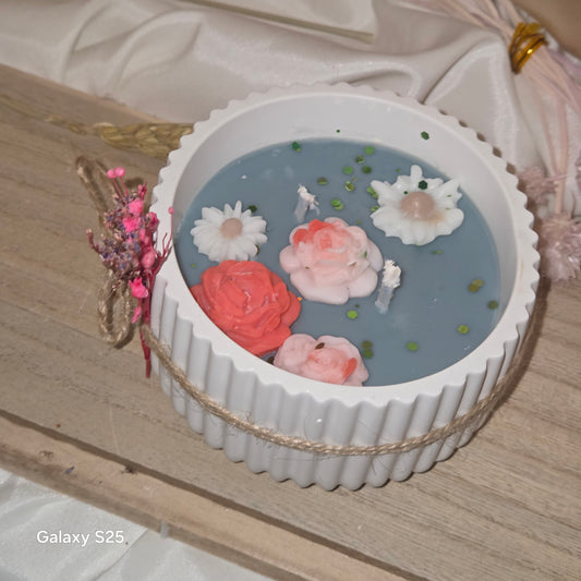 Blumensee Kerze – Handgefertigte Kerze mit floraler Blumenoptik | JenniferStock Kerzenmanufaktur