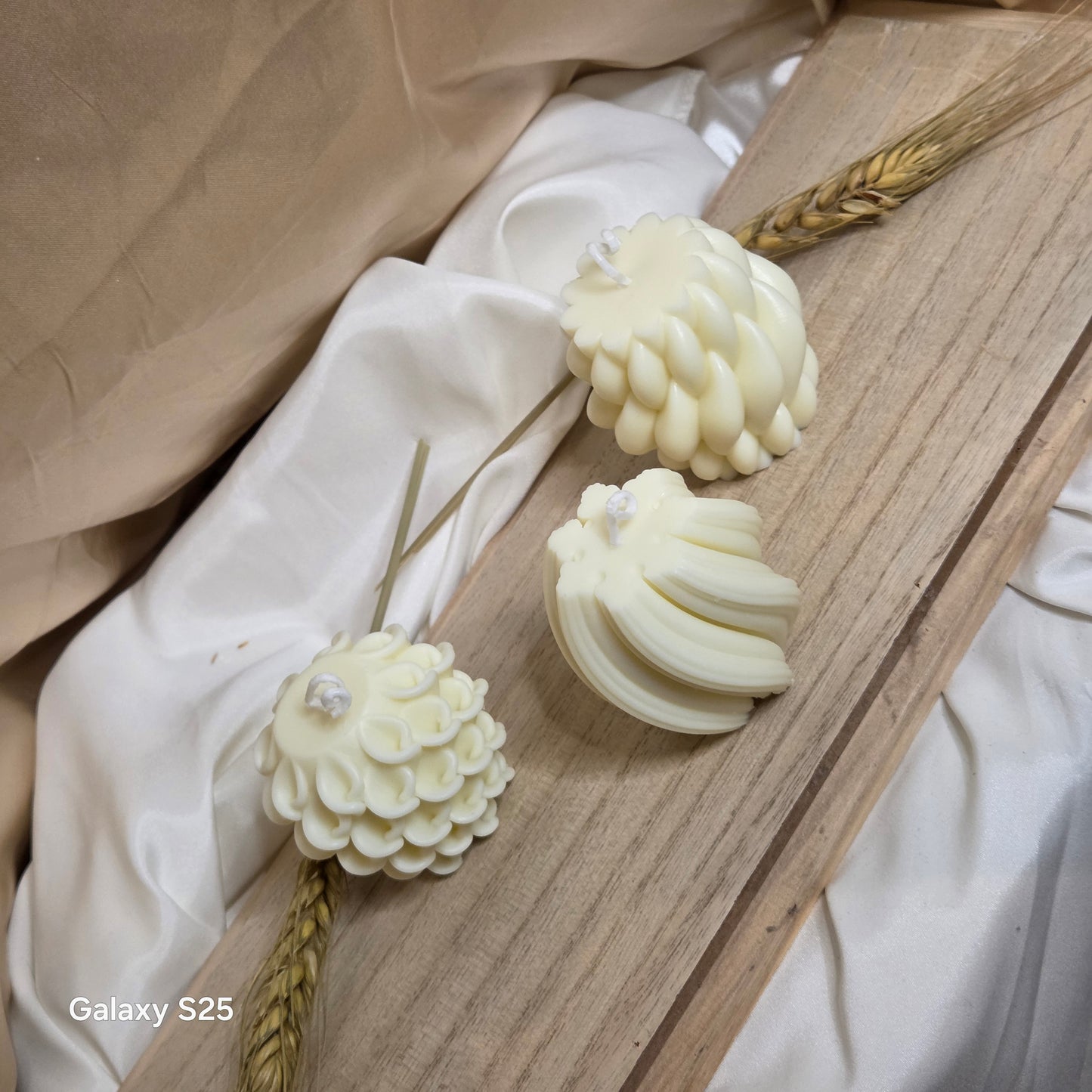 Dekokerzen Set Naturweiß Detailansicht – Handgefertigte Kerzen in reinem Weiß | Handgemacht