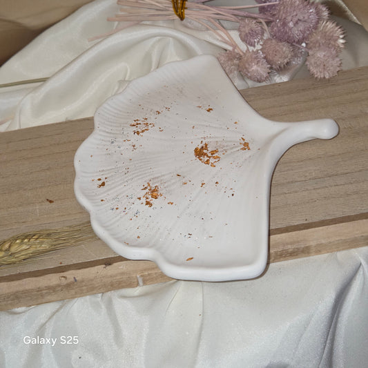 Ginkgo-Blatt Schmuckschale aus Gips – Handgefertigte Deko-Schale in Blattform | JenniferStock Kerzenmanufaktur