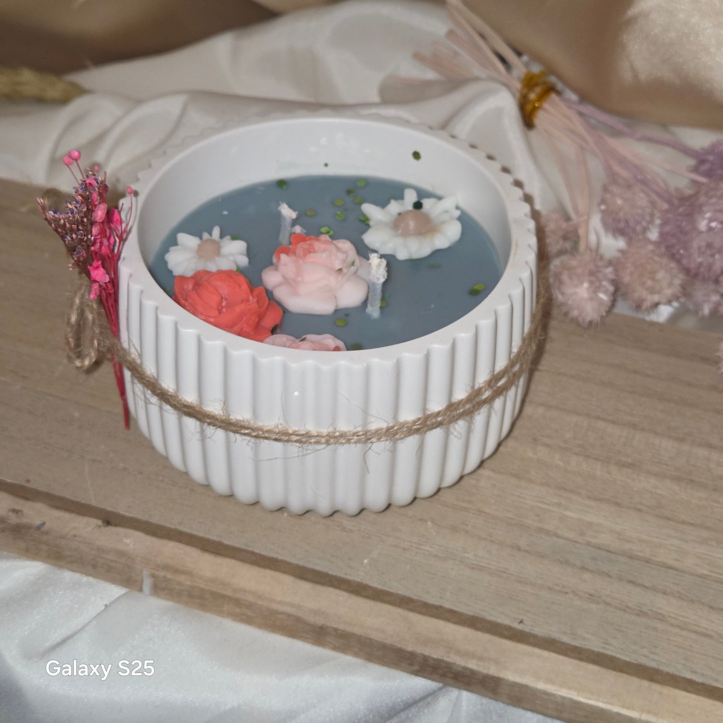 Blumensee Kerze Lifestyle – Romantische Tischdekoration mit Blumenkerze | JenniferStock