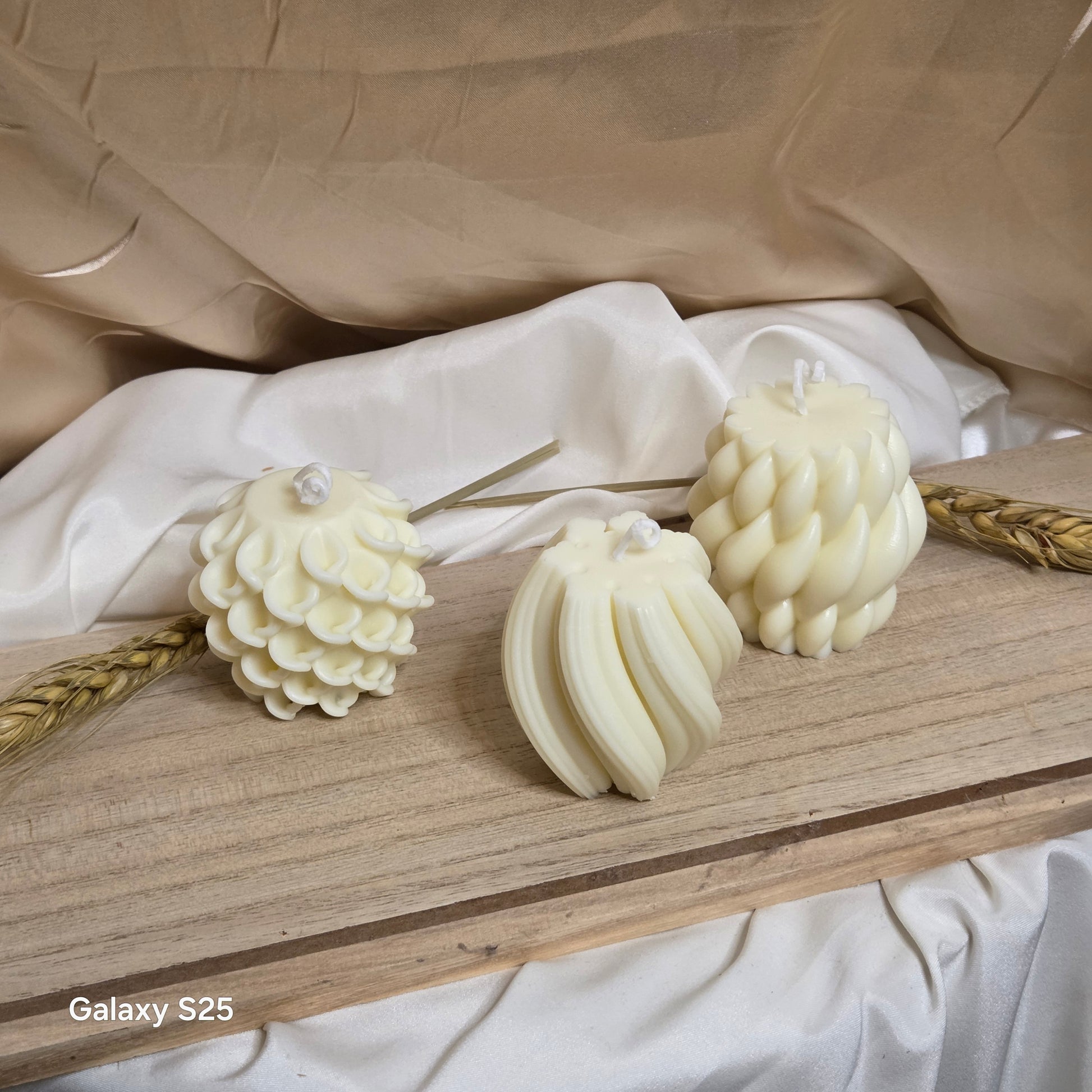 Dekokerzen Set Naturweiß Lifestyle – Minimalistische Tischdekoration mit Kerzen | JenniferStock