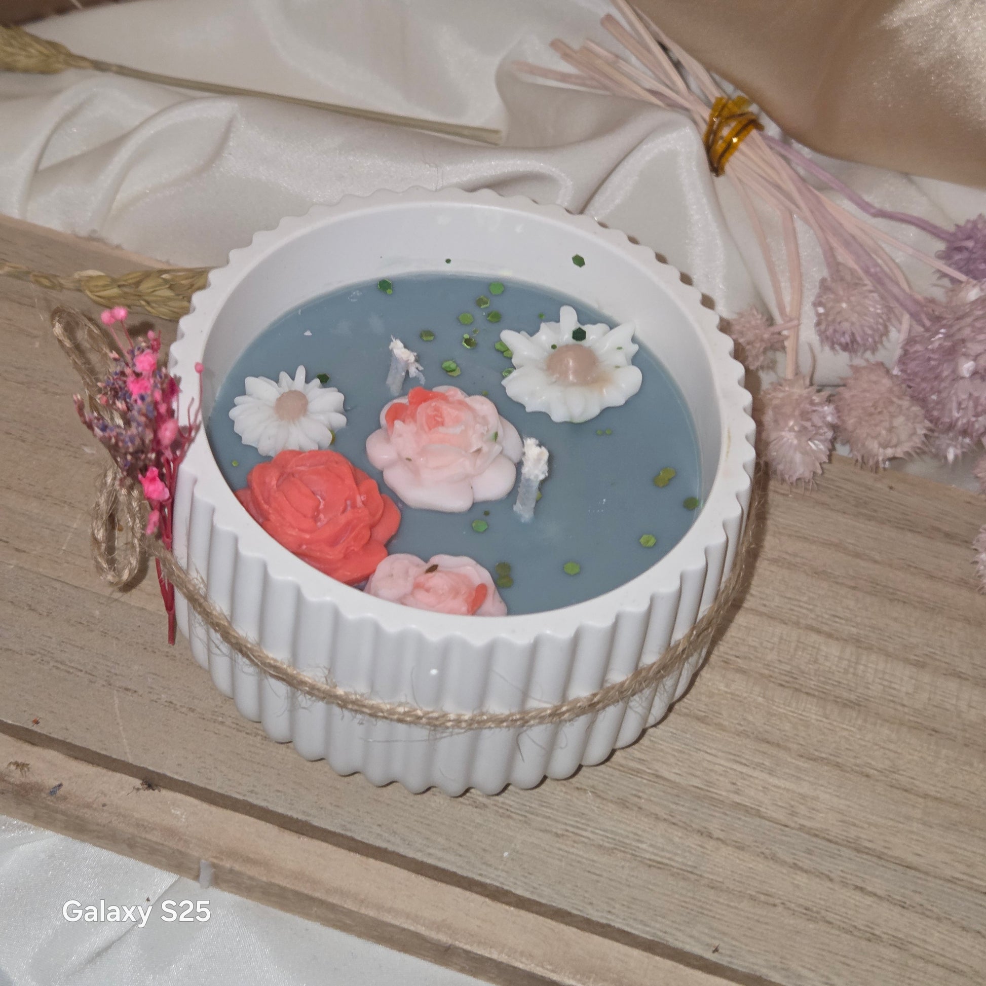 Blumensee Kerze Detailansicht – Zarte Blütenstruktur aus Sojawachs | Handgemacht